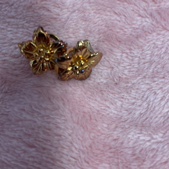Women’s flower gold tone earrings - Picture 3 of 4
